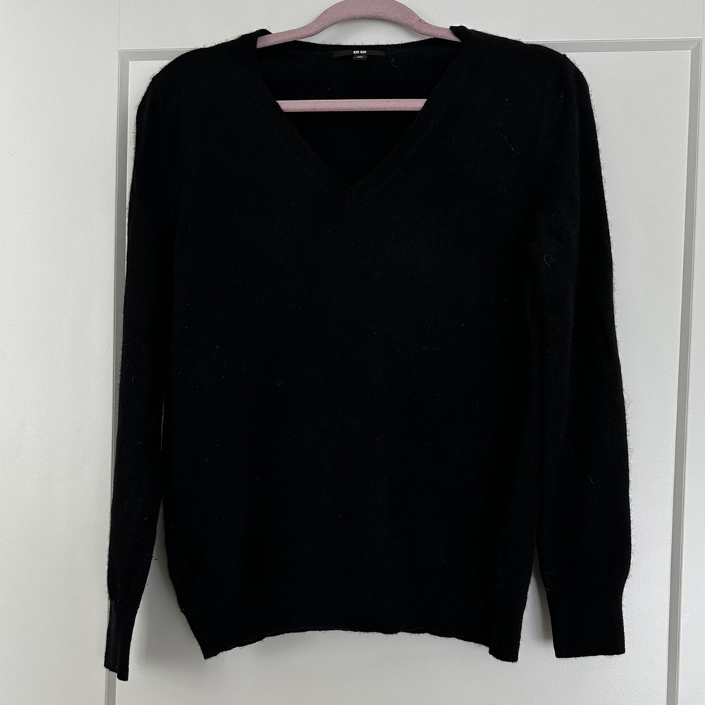 Uniqlo Women's Black V-Neck Sweater